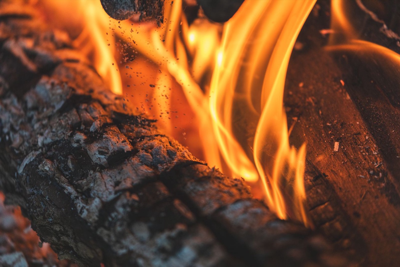 Flammes et bûches en gros plan dans un poêle à bois