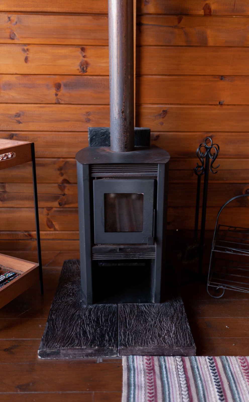 Poêle à bois noir dans un intérieur chalet en bois