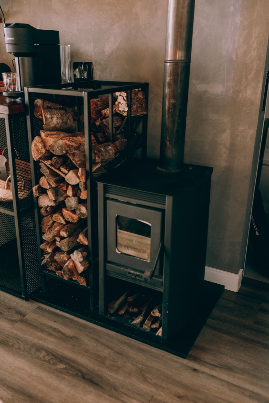 Poêle à bois avec réserve de bûches intégrée
